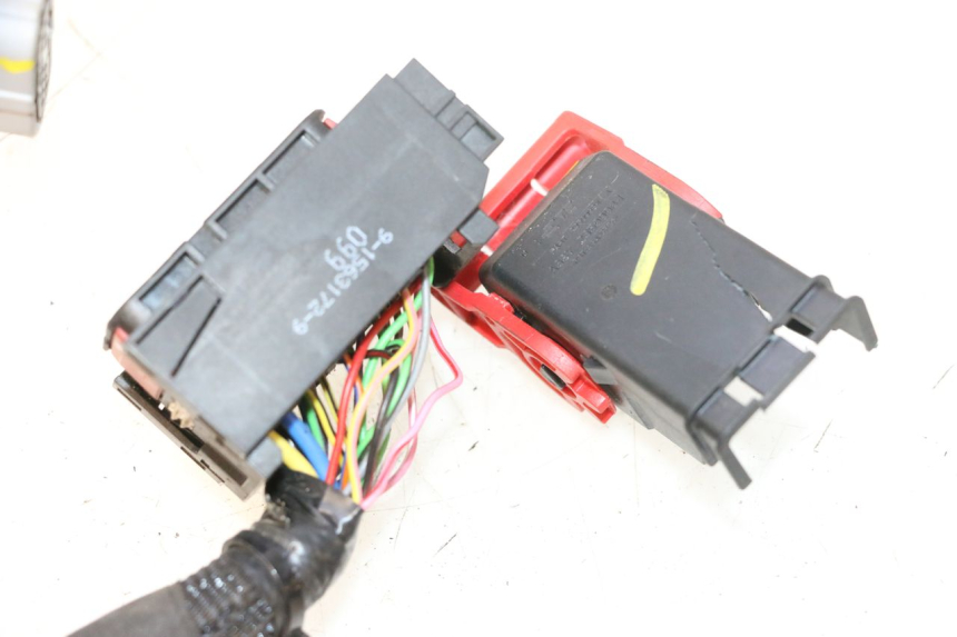 photo de FAIXA DE CABOS PIAGGIO MP3 HPE 530 (2022 - 2026) - Vista de perto