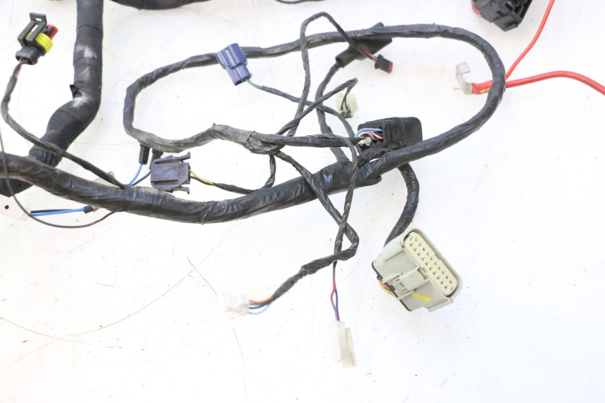 photo de FAIXA DE CABOS PIAGGIO MP3 HPE 530 (2022 - 2026) - Vista de perfil