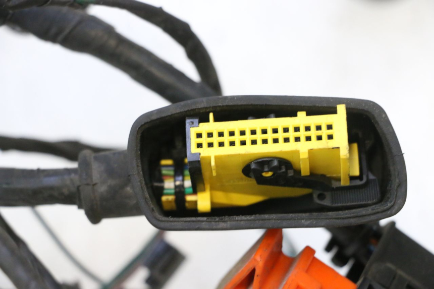 photo de FAIXA DE CABOS PEUGEOT SATELIS 125 (2006 - 2009) - Detalhes característicos