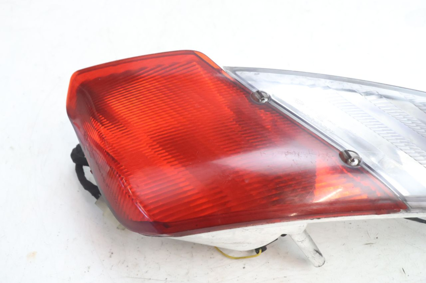 photo de LUZ TRASEIRA DIREITA APRILIA ATLANTIC S 125 (2010 - 2013) - Detalhe da peça