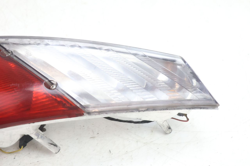 photo de LUZ TRASEIRA DIREITA APRILIA ATLANTIC S 125 (2010 - 2013) - Zoom do estado de desgaste