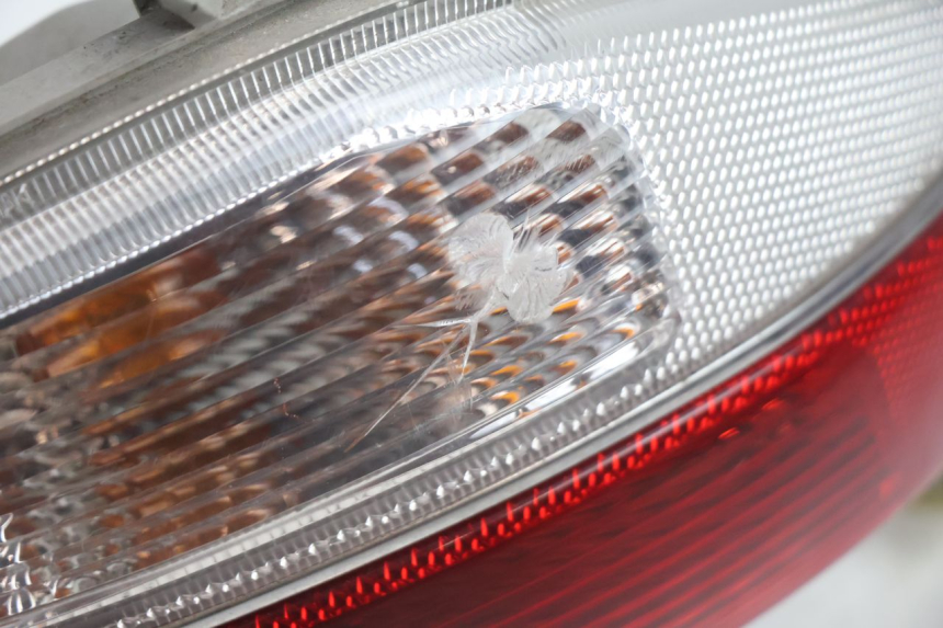 photo de LUZ TRASEIRA DIREITA SUZUKI BURGMAN EXECUTIVE ABS 650 (2006 - 2012) - Zoom do estado de desgaste