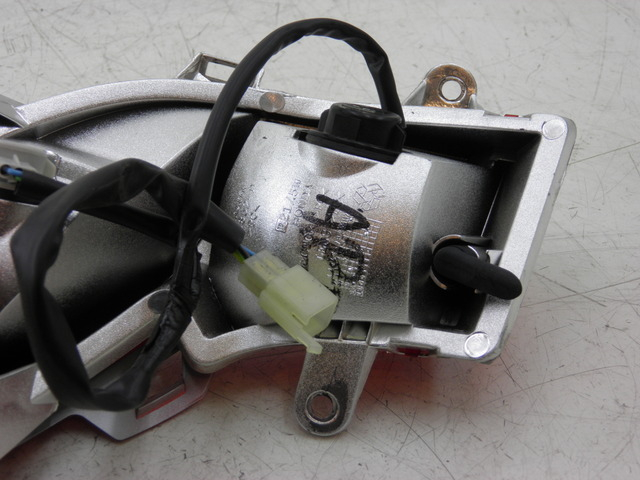 photo de FAROL TRASEIRO DIREITO HONDA FES S-WING SWING ABS 125 (2007 - 2015) - Estado da superfície