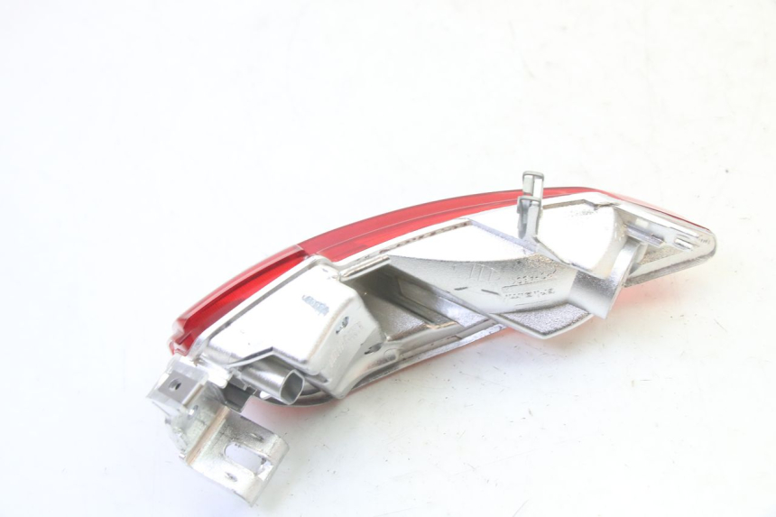 photo de FAROL TRASEIRO DIREITO PIAGGIO MP3 HPE 310 (2024 - 2025) - Zoom do estado de desgaste