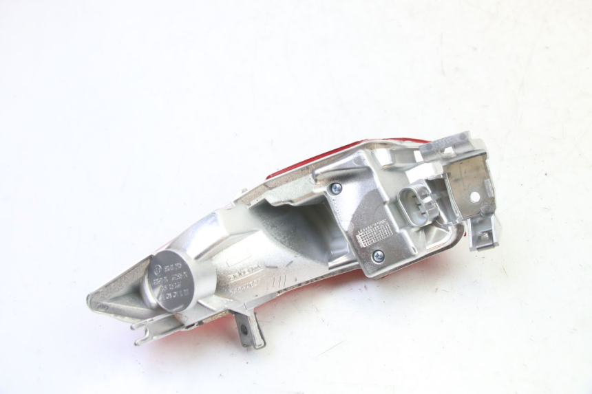 photo de FAROL TRASEIRO DIREITO PIAGGIO MP3 HPE 310 (2024 - 2025) - Ampliação técnica