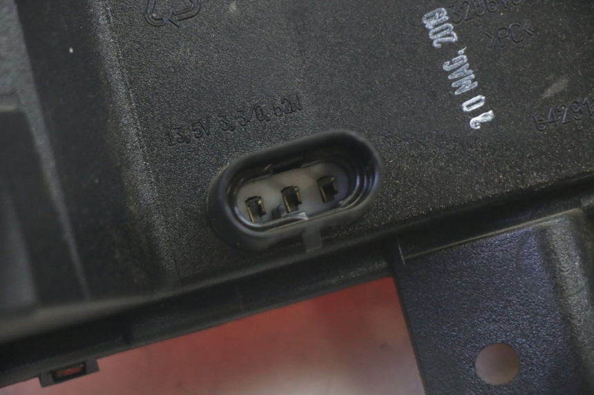 photo de FAROL TRASEIRO DIREITO PIAGGIO MP3 HPE 350 (2018 - 2020) - Pontos de fixação