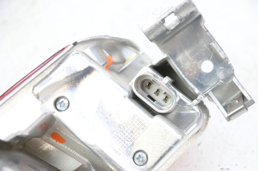 photo de Luz traseira direita PIAGGIO MP3 HPE 300 (2019 - 2026) - Estado da superfície