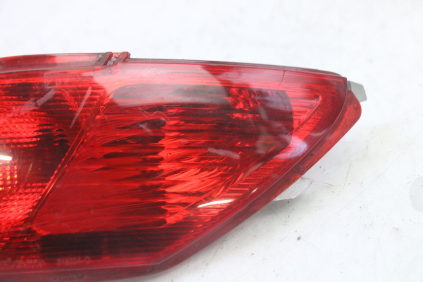 photo de FAROL TRASEIRO DIREITO PIAGGIO MP3 LT 300 (2010 - 2016) - Zoom do estado de desgaste