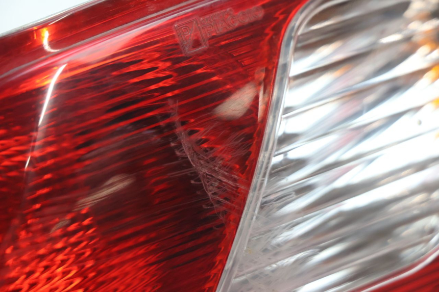 photo de FAROL TRASEIRO DIREITO PIAGGIO MP3 LT 300 (2010 - 2016) - Zoom do estado de desgaste