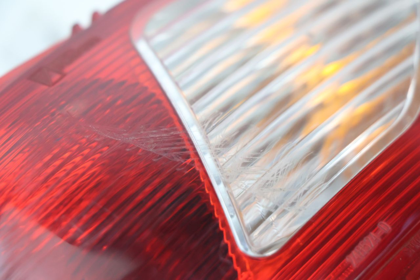 photo de FAROL TRASEIRO DIREITO PIAGGIO MP3 LT 300 (2010 - 2016) - Outro ângulo de visão