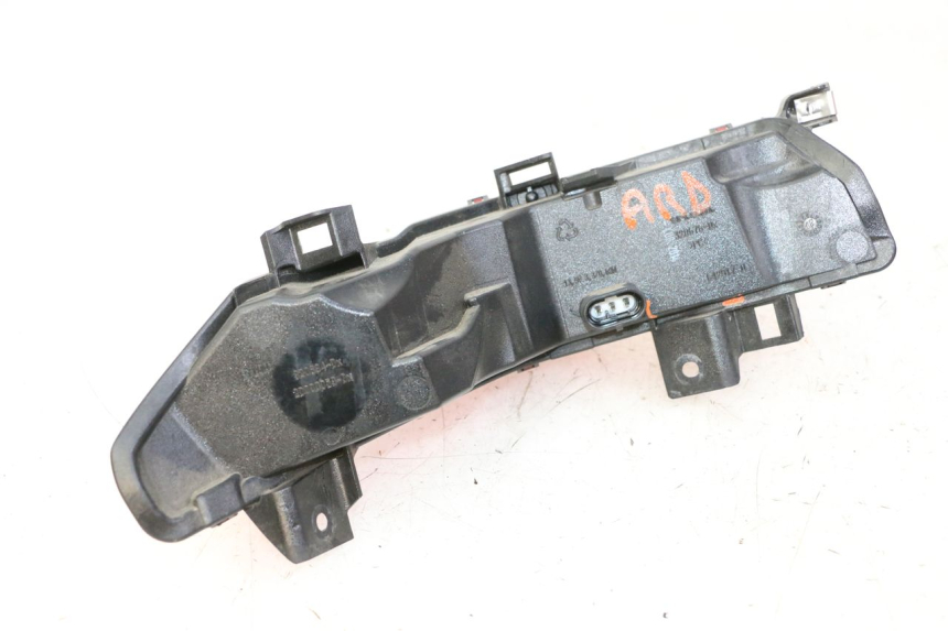 photo de FAROL TRASEIRO DIREITO PIAGGIO MP3 500 (2014 - 2017) - Pontos de fixação