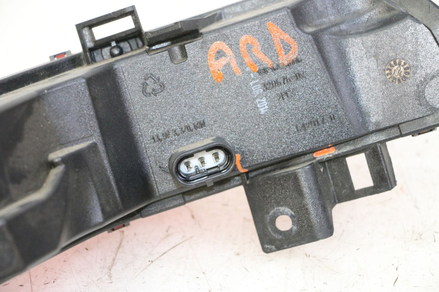 photo de FAROL TRASEIRO DIREITO PIAGGIO MP3 500 (2014 - 2017) - Estado da superfície