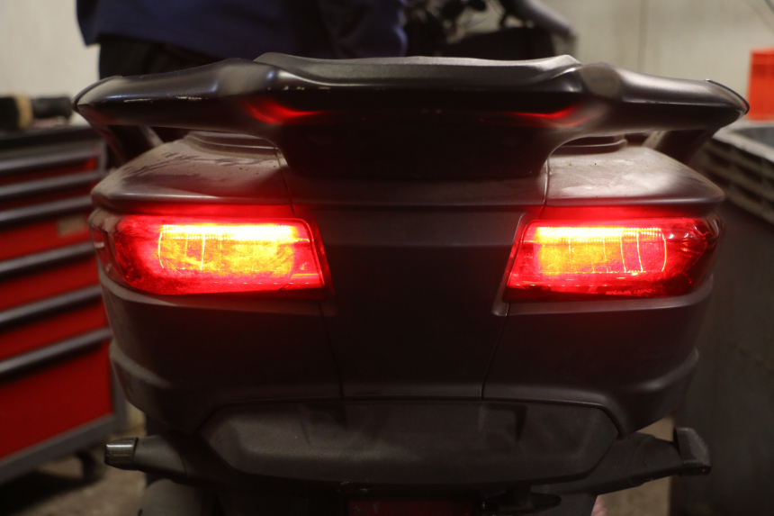 photo de FAROL TRASEIRO DIREITO PIAGGIO MP3 500 (2016 - 2018) - Ampliação dos componentes