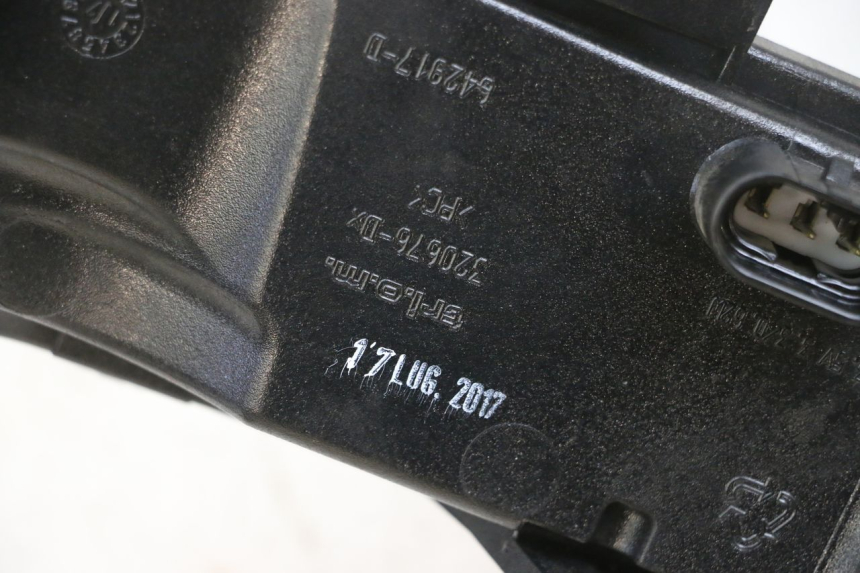 photo de FAROL TRASEIRO DIREITO PIAGGIO MP3 500 (2016 - 2018) - Ampliação técnica