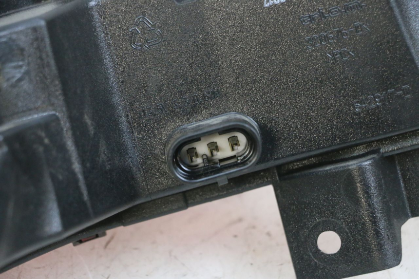 photo de FAROL TRASEIRO DIREITO PIAGGIO MP3 500 (2016 - 2018) - Marcações e referências