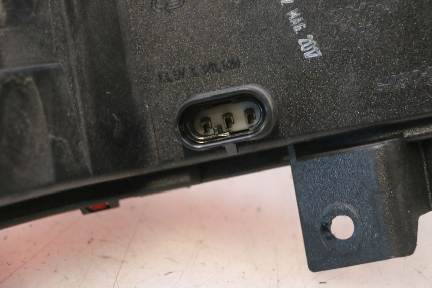 photo de FAROL TRASEIRO DIREITO PIAGGIO MP3 500 (2016 - 2018) - Ampliação técnica