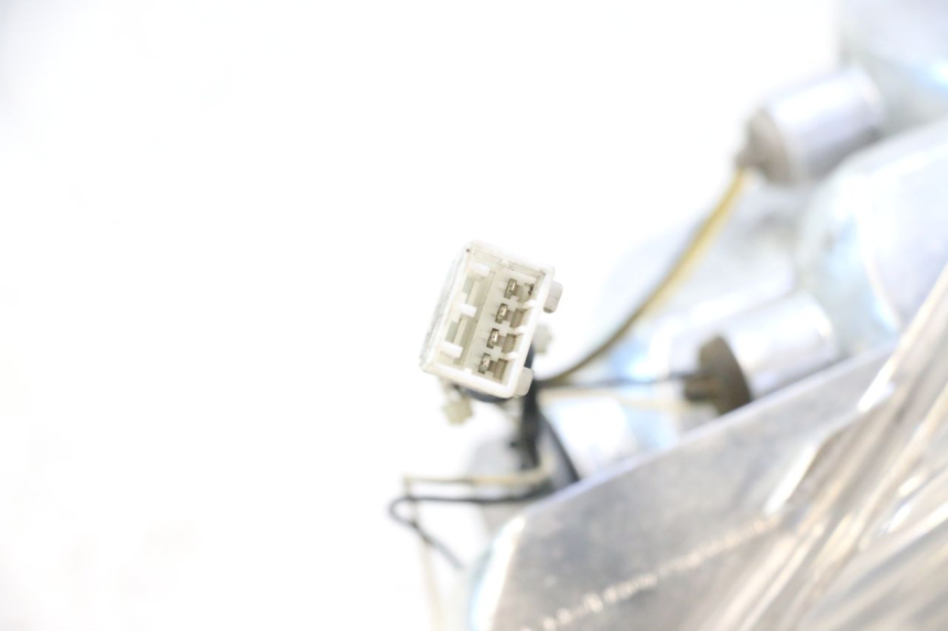 photo de FAROL TRASEIRO DIREITO PIAGGIO MP3 125 (2006 - 2014) - Detalhe da peça