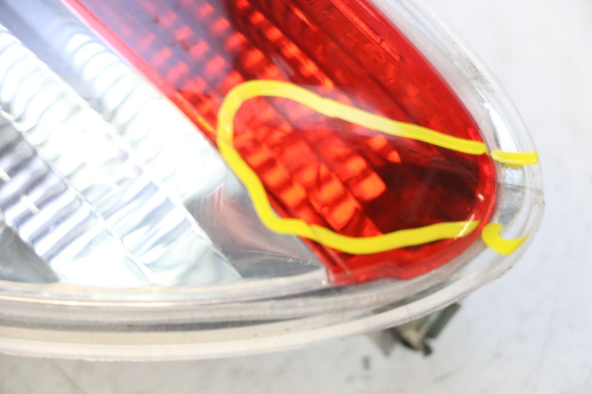 photo de FAROL TRASEIRO DIREITO PIAGGIO MP3 125 (2006 - 2014) - Detalhes característicos