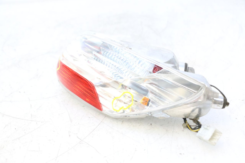 photo de FAROL TRASEIRO DIREITO PIAGGIO MP3 125 (2006 - 2014) - Ampliação dos componentes