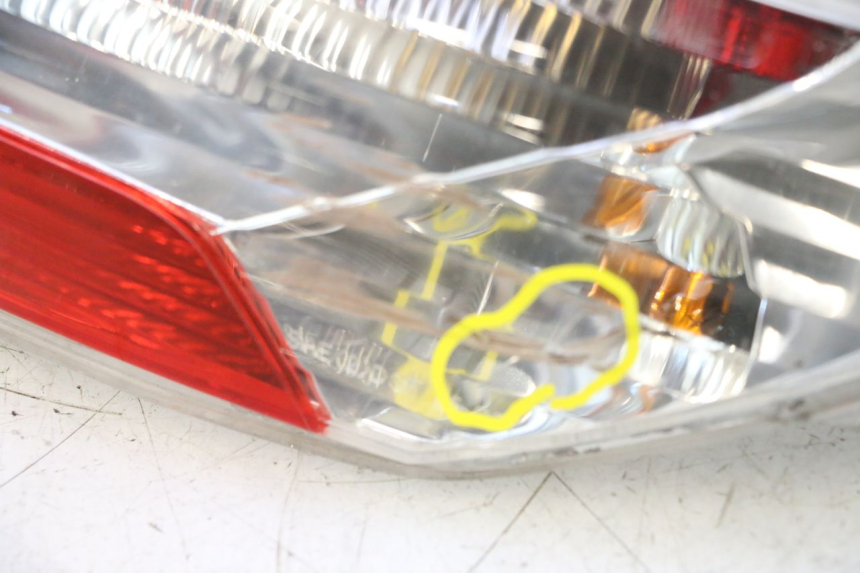 photo de FAROL TRASEIRO DIREITO PIAGGIO MP3 125 (2006 - 2014) - Pontos de fixação