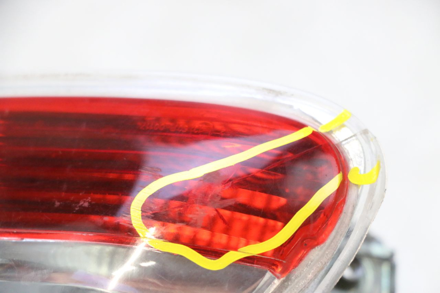 photo de FAROL TRASEIRO DIREITO PIAGGIO MP3 125 (2006 - 2014) - Estado da superfície