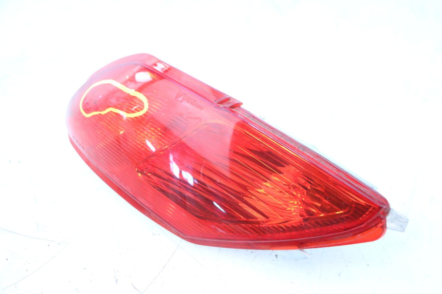 photo de FAROL TRASEIRO DIREITO PIAGGIO MP3 500 (2011 - 2015) - Detalhes característicos