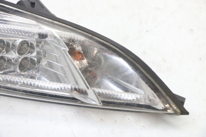 photo de FAROL TRASEIRO DIREITO PEUGEOT SATELIS 125 (2013 - 2018) - Zoom do estado de desgaste