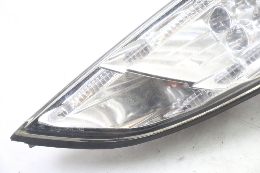 photo de FAROL TRASEIRO DIREITO PEUGEOT SATELIS 125 (2013 - 2018) - Zoom do estado de desgaste