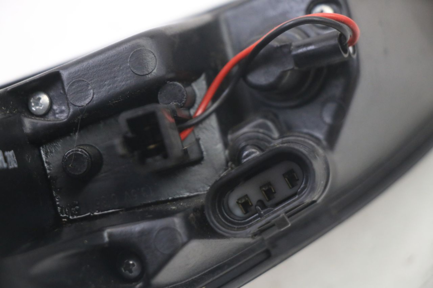 photo de FAROL TRASEIRO DIREITO PEUGEOT SATELIS 125 (2013 - 2018) - Pontos de fixação