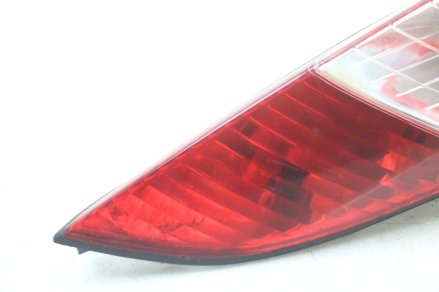 photo de FAROL TRASEIRO DIREITO PEUGEOT SATELIS COMPRESSOR K15 125 (2006 - 2009) - Detalhe da peça