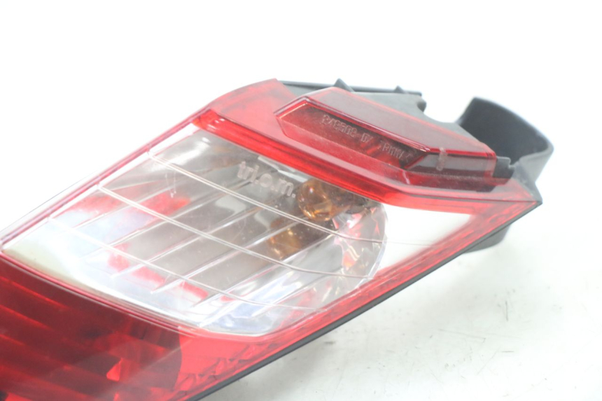 photo de FAROL TRASEIRO DIREITO PEUGEOT SATELIS COMPRESSOR K15 125 (2006 - 2009) - Zoom do estado de desgaste
