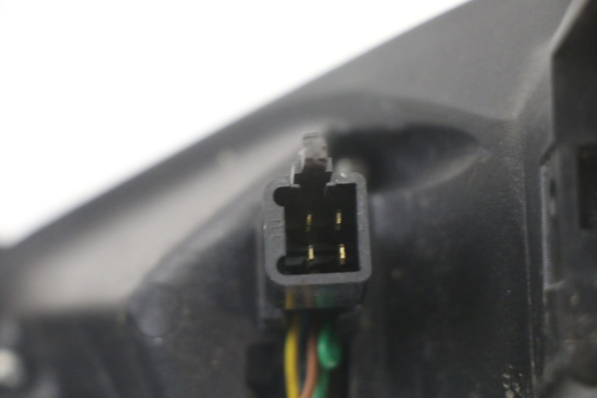 photo de FAROL TRASEIRO DIREITO PEUGEOT SATELIS COMPRESSOR K15 125 (2006 - 2009) - Estado da superfície
