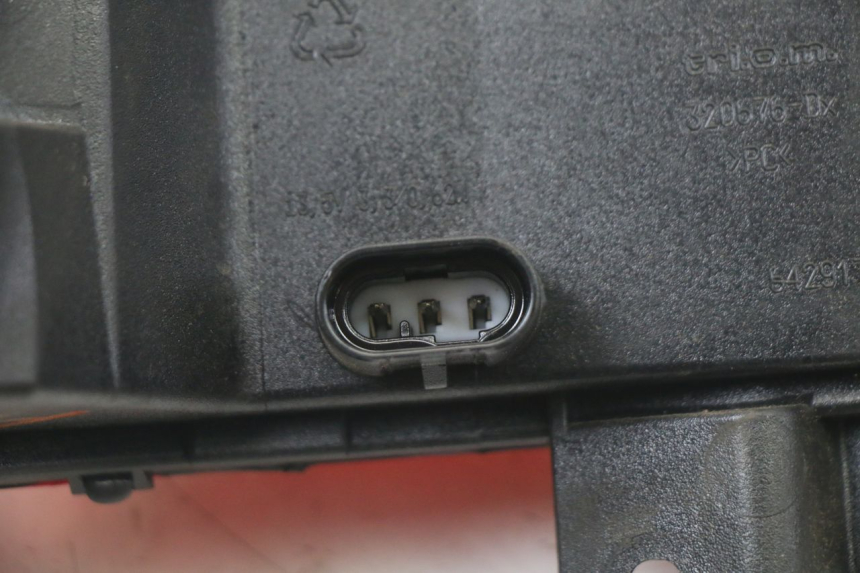 photo de FAROL TRASEIRO DIREITO PIAGGIO MP3 500 (2014 - 2017) - Estado da superfície
