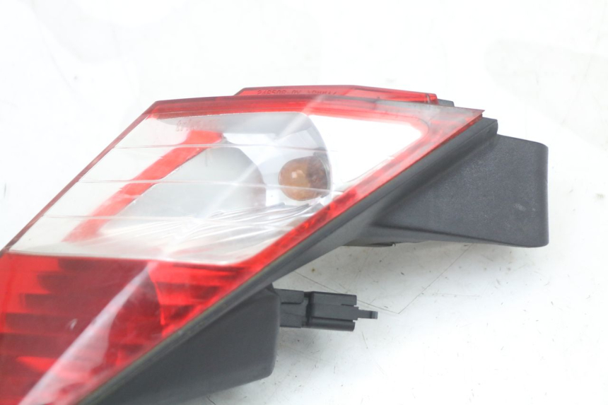photo de FAROL TRASEIRO DIREITO PEUGEOT SATELIS 125 (2010 - 2012) - Zoom do estado de desgaste