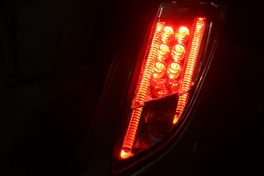 photo de FAROL TRASEIRO DIREITO PEUGEOT SATELIS 125 (2013 - 2018) - Detalhes característicos