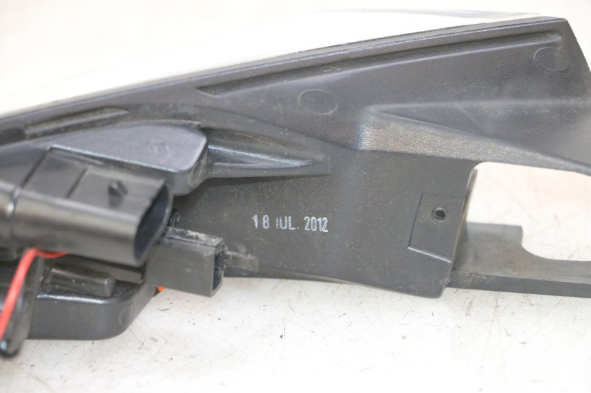 photo de FAROL TRASEIRO DIREITO PEUGEOT SATELIS 125 (2013 - 2018) - Zoom do estado de desgaste