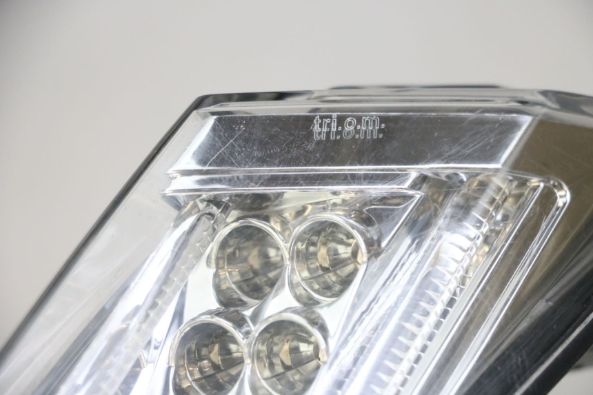 photo de FAROL TRASEIRO DIREITO PEUGEOT SATELIS 125 (2013 - 2018) - Pontos de fixação