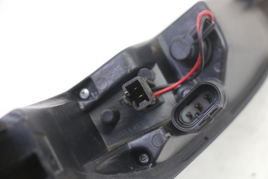 photo de FAROL TRASEIRO DIREITO PEUGEOT SATELIS 125 (2013 - 2018) - Pontos de fixação
