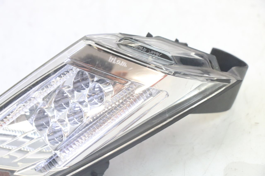 photo de FAROL TRASEIRO DIREITO PEUGEOT SATELIS 125 (2013 - 2018) - Zoom do estado de desgaste