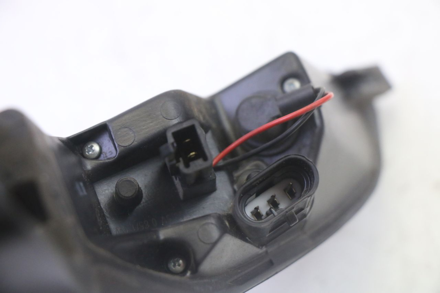 photo de FAROL TRASEIRO DIREITO PEUGEOT SATELIS 125 (2010 - 2012) - Estado da superfície