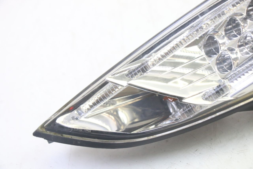 photo de FAROL TRASEIRO DIREITO PEUGEOT SATELIS 125 (2013 - 2018) - Detalhe da peça
