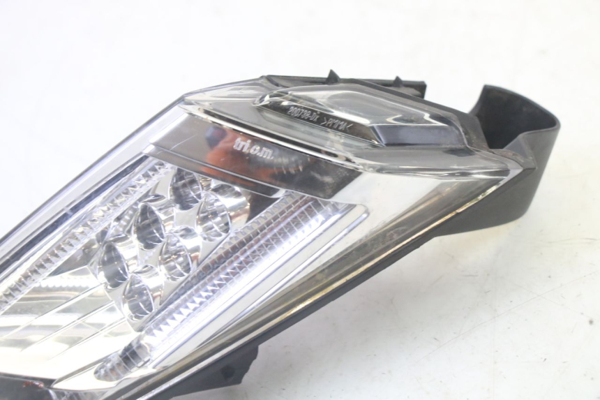 photo de FAROL TRASEIRO DIREITO PEUGEOT SATELIS 125 (2013 - 2018) - Zoom do estado de desgaste