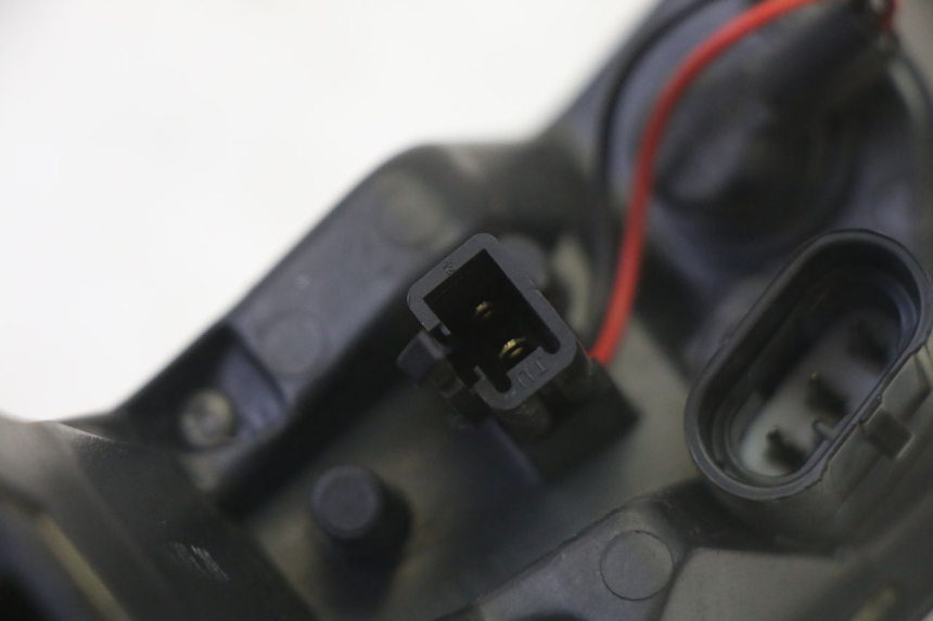 photo de FAROL TRASEIRO DIREITO PEUGEOT SATELIS 125 (2013 - 2018) - Pontos de fixação