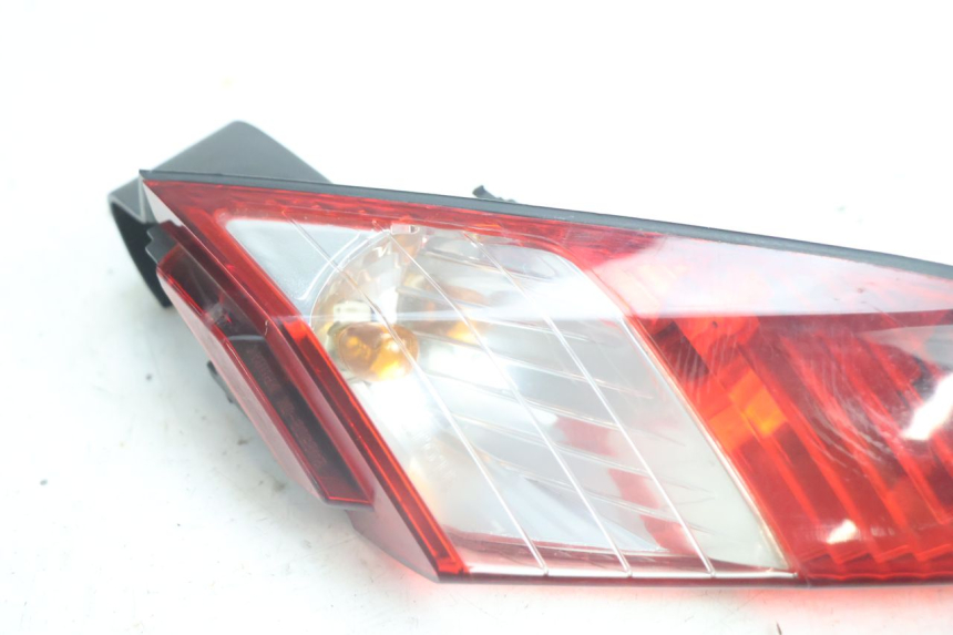 photo de FAROL TRASEIRO DIREITO PEUGEOT SATELIS 125 (2006 - 2009) - Detalhe da peça