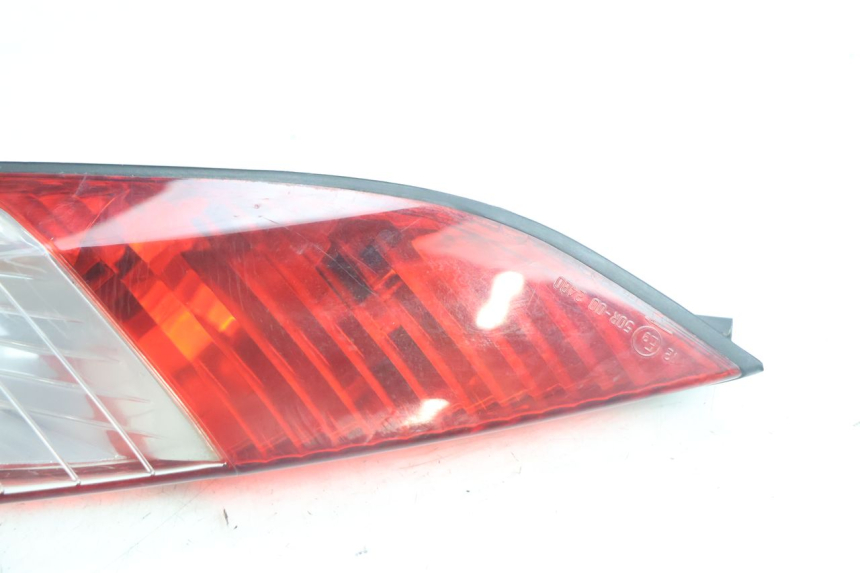 photo de FAROL TRASEIRO DIREITO PEUGEOT SATELIS 125 (2006 - 2009) - Zoom do estado de desgaste