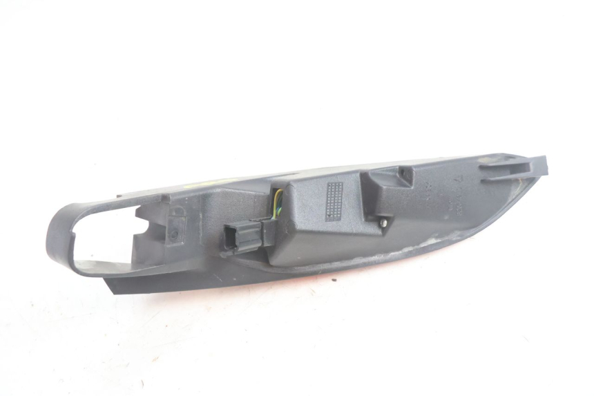 photo de FAROL TRASEIRO DIREITO PEUGEOT SATELIS 125 (2006 - 2009) - Pontos de fixação