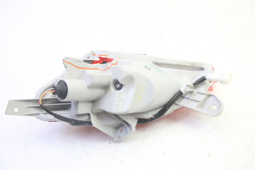 photo de FAROL TRASEIRO DIREITO YAMAHA TRICITY 300 (2020 - 2024) - Pontos de fixação