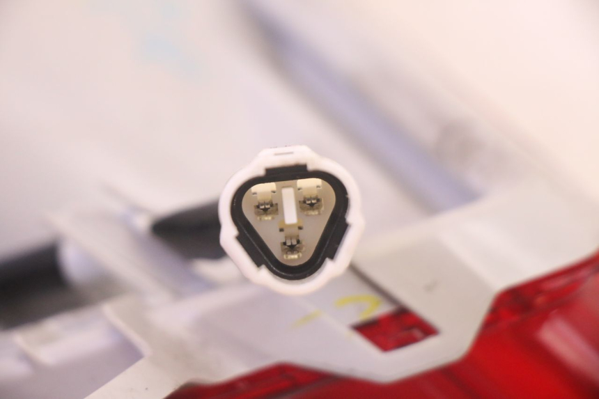 photo de FAROL TRASEIRO DIREITO YAMAHA TRICITY 300 (2020 - 2024) - Peça verificada