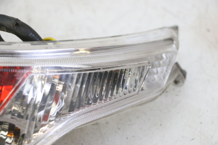 photo de FAROL TRASEIRO DIREITO PEUGEOT VIVACITY NEW 4T 50 (2008 - 2017) - Zoom do estado de desgaste