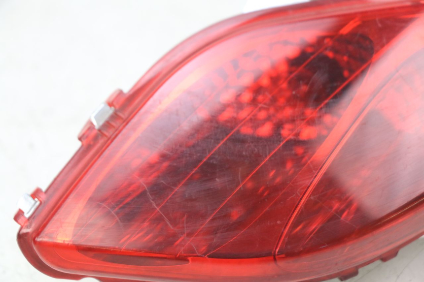 photo de FAROL TRASEIRO DIREITO YAMAHA X-MAX XMAX 125 (2010 - 2013) - Estado da superfície